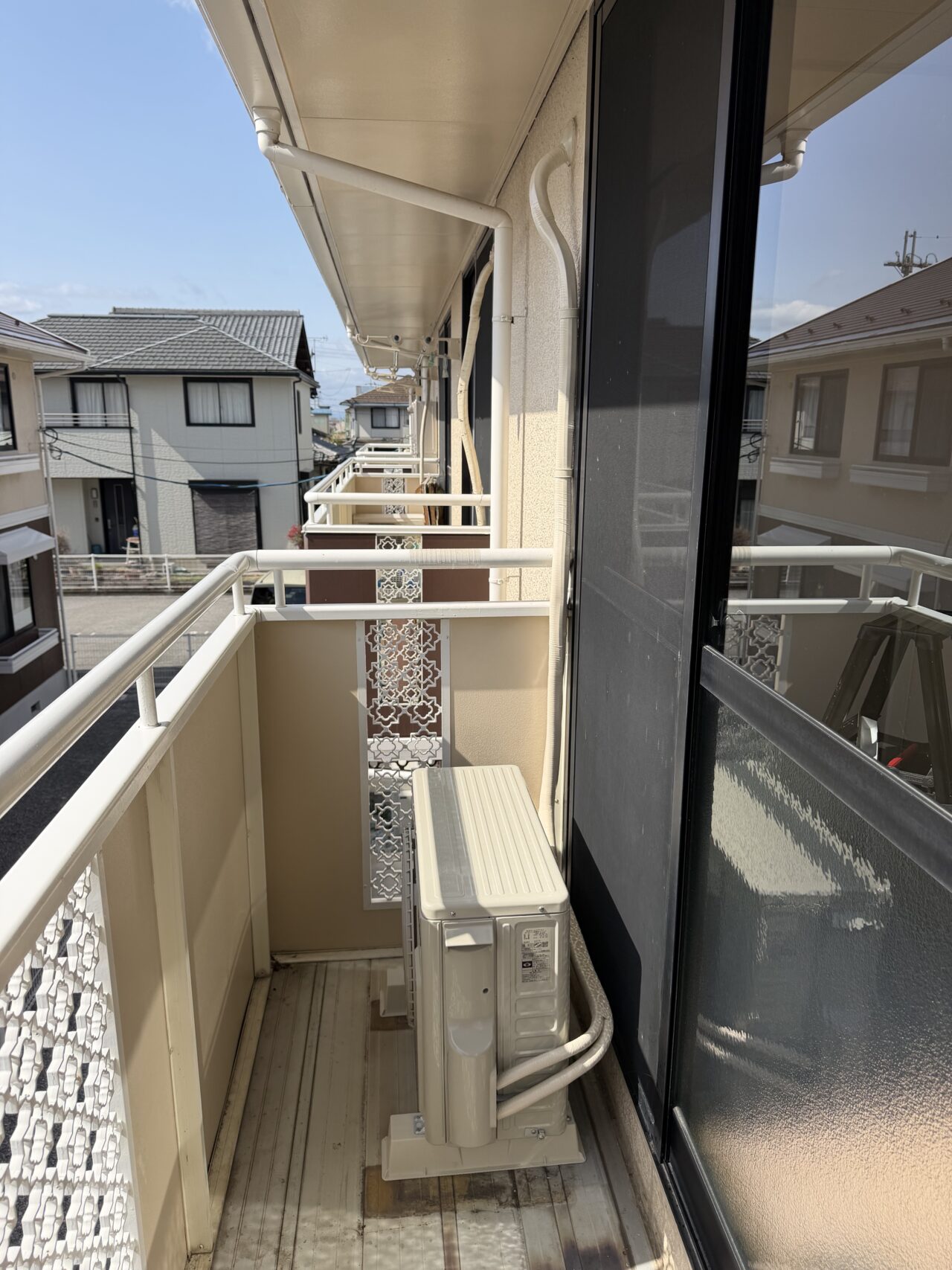 滋賀県彦根市 エアコン交換工事 室外機設置施工例